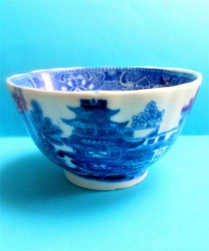 Antique John Rose Coalport Hybrid Hard Paste Porcelain Ribbed Tea Bowl Transfer Printed with the Two Temples II Variation Broseley Pattern circa 1800