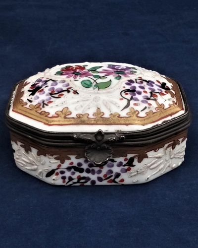 Antique Japanese floral Moriage porcelain snuff, pill or small trinket box brass frame Meiji period 19th circa 1890