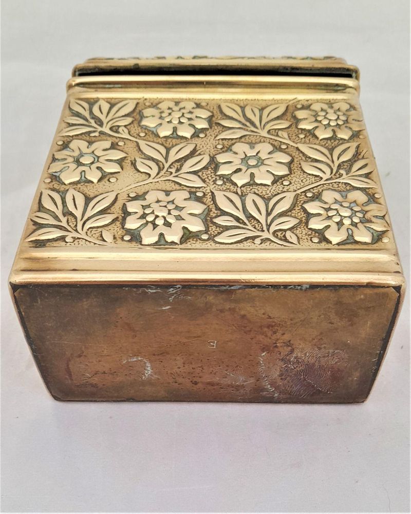 Aesthetic Movement antique brass hinged lidded Box for Stationery Passports or Notelets B7 size embossed floral decoration circa 1900