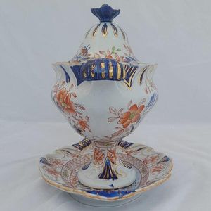 An antique Hicks & Meigh Japan pattern moulded moustache shaped ironstone sauce tureen and stand circa 1820 - underglaze blue & gilded enamel Imari pattern 19.1 cm high weighs  889 grammes unpacked.