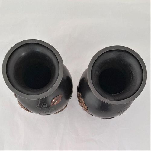 Top -Japanese Patinated Bronze Vases in Mixed Metal - Antique Meiji Period circa 1900 - inverted baluster decorated with rose flowers - Shakudo 18 cm high