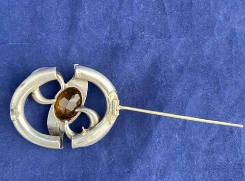 Underside blue background pin open