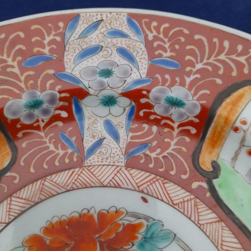close up of the third vase column