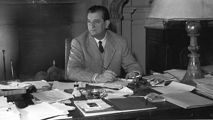marcel-pagnol-a--sa-table-d-e-criture-dans-sa-villa-la-lestra-a.png