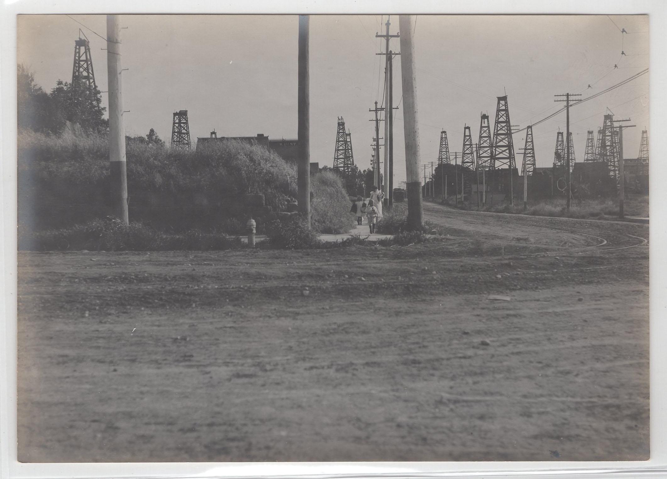 Family with oil wells, LA