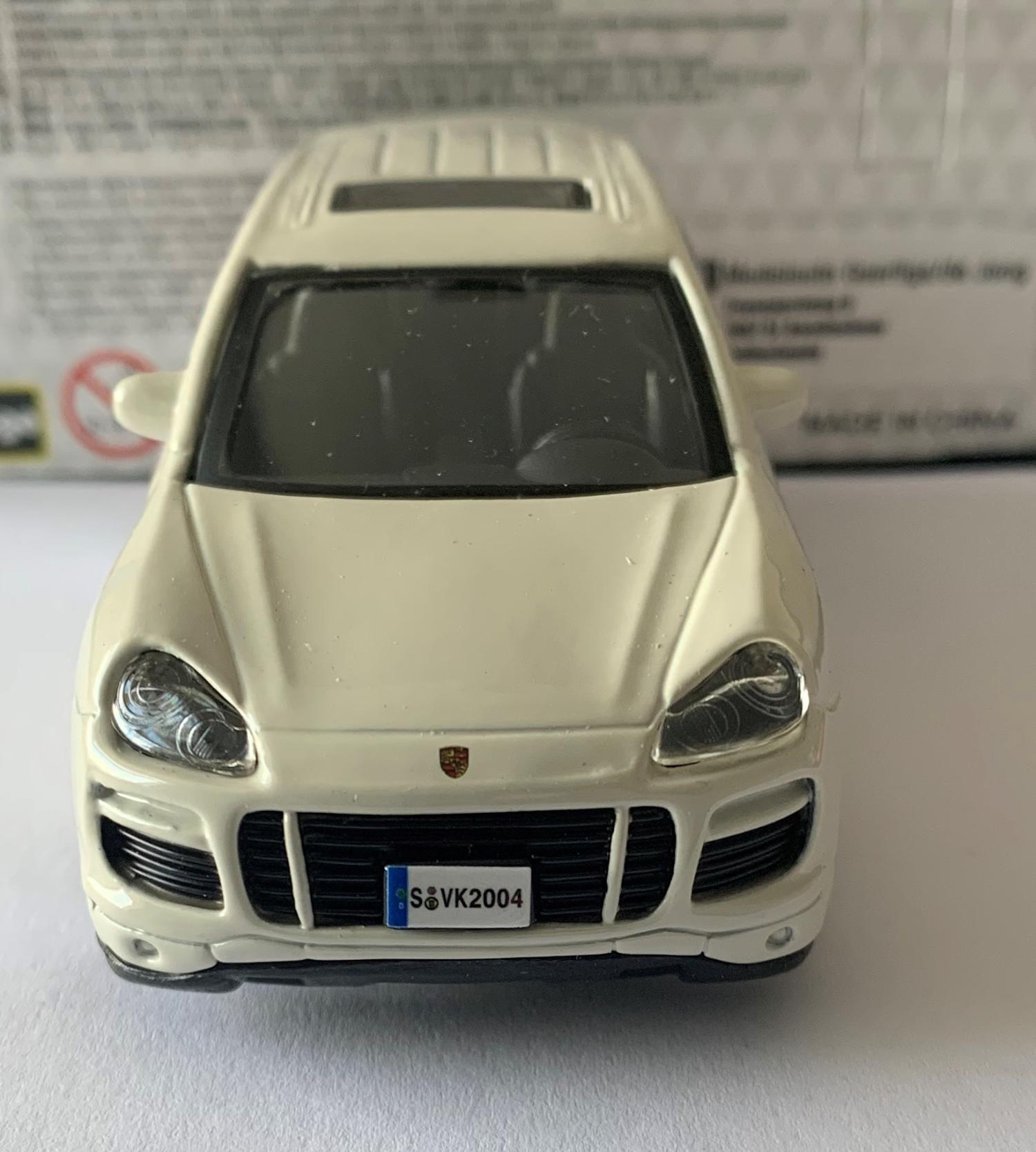 Porsche Cayenne in white 1:43 scale model from Bburago, streetfire