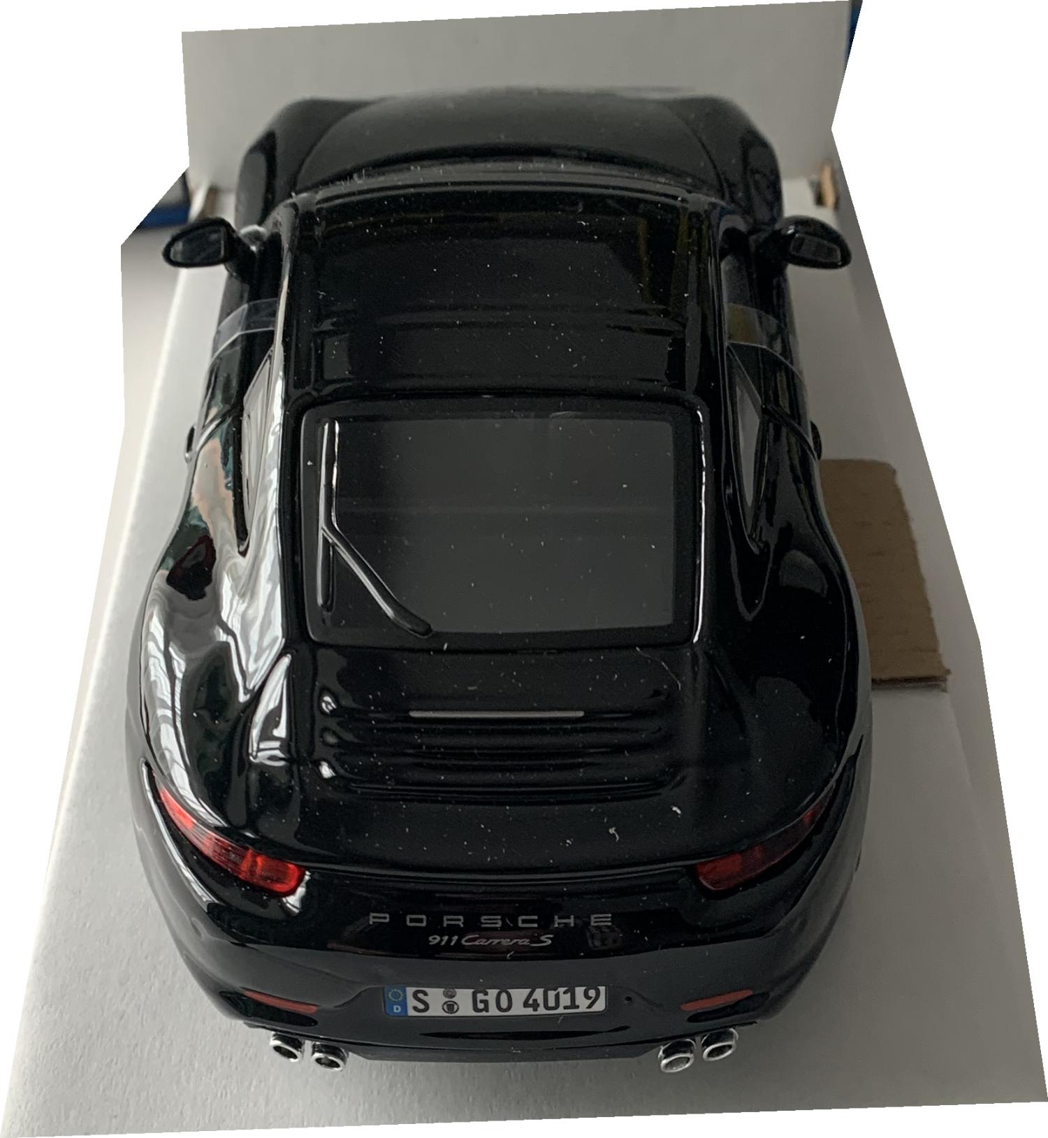 The model is presented in a window display box, the car is approx. 18.5 cm long and the presentation box is 24 cm long