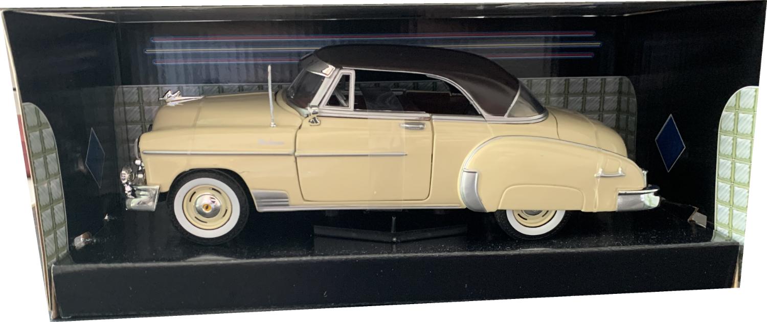Chevrolet Bel Air 1950 in beige / dark brown 1:24 scale model from Motormax