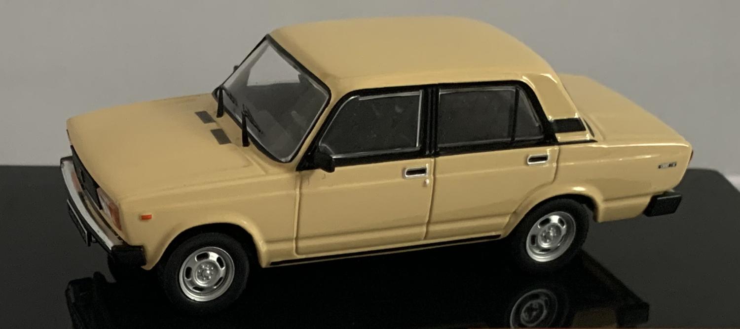 A good reproduction of the Lada 2105 from 1981 with detail throughout, all authentically recreated. Model is presented on a removable plinth with a removable hard plastic cover.