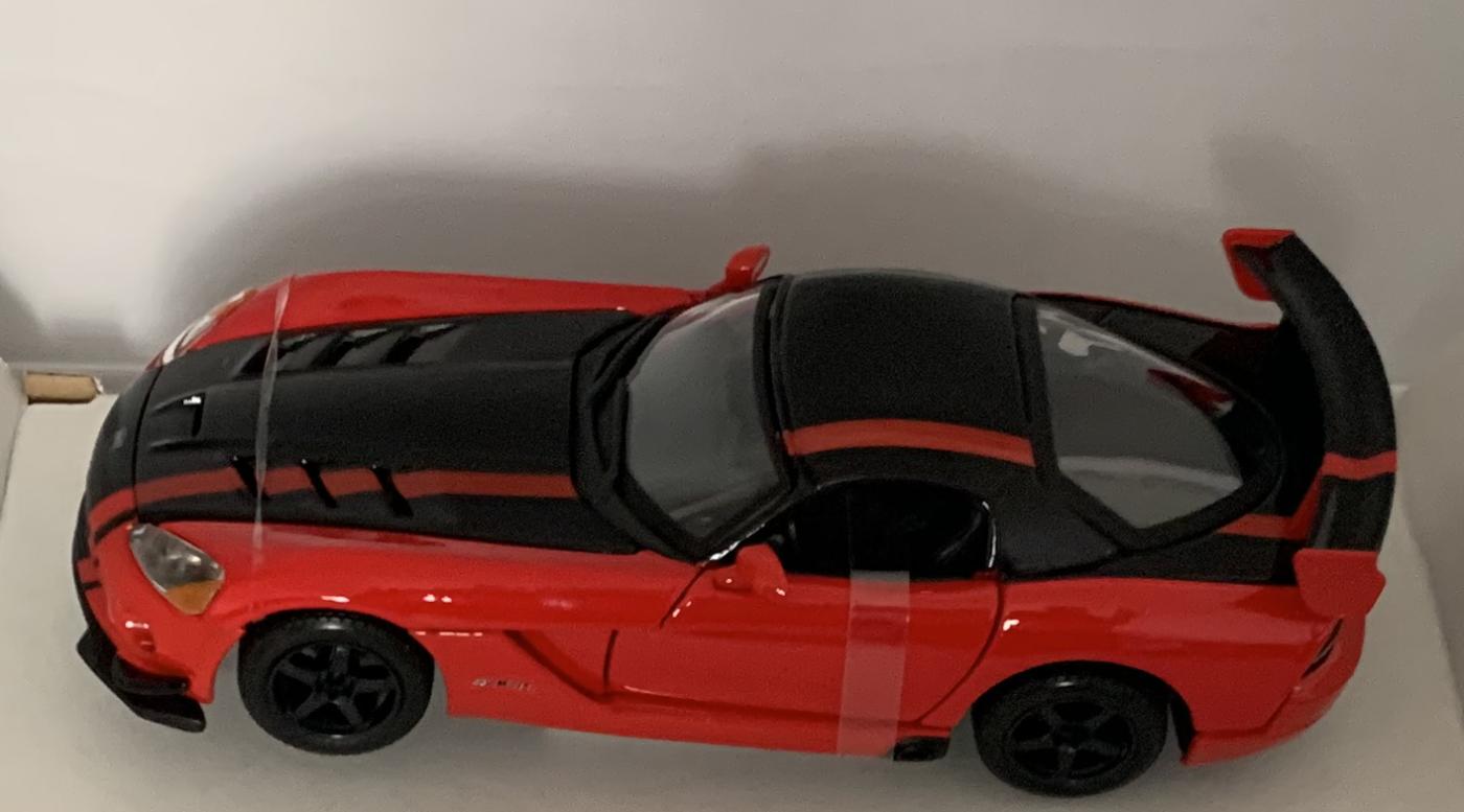 Dodge Viper SRT 10 ACR in red / black 1:24 scale model from Bburago, 18-22114