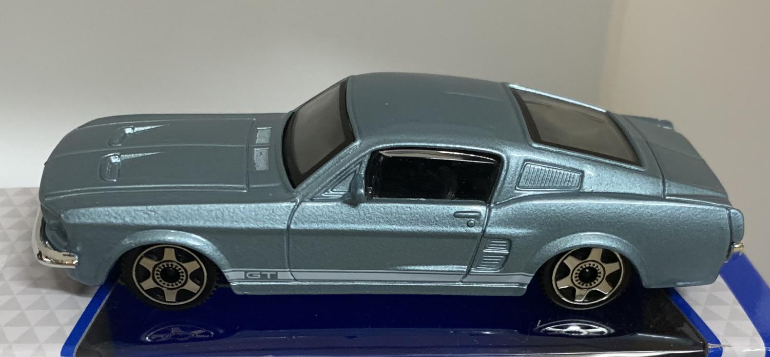 Ford Mustang GT 1964 in blue 1:43 scale model from Bburago, streetfire