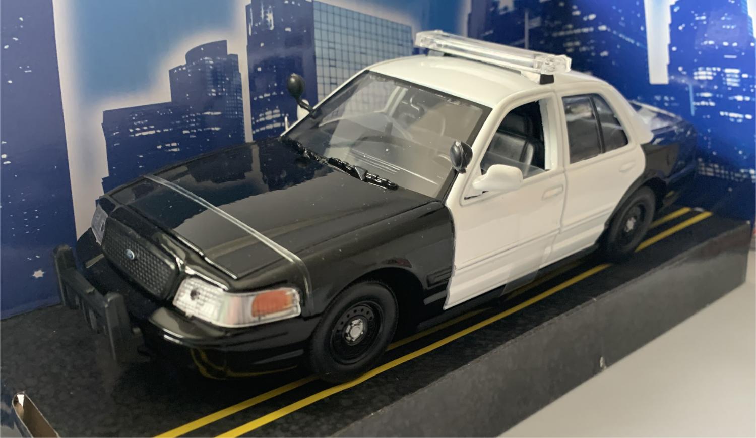 Ford Crown Victoria 2007 Police Interceptor Car in black / white 1:24 scale model from Motormax