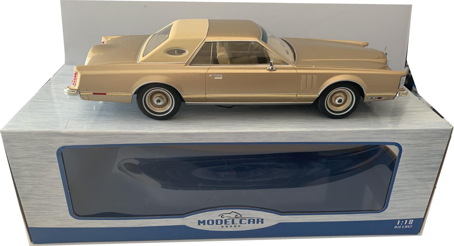 An excellent scale model of the Lincoln Continental mk 5 with high level of detail throughout, all authentically recreated.  Model is presented on a removable plinth in a window display box. The car is approx. 32 cm long and the presentation box is 40.5 cm long