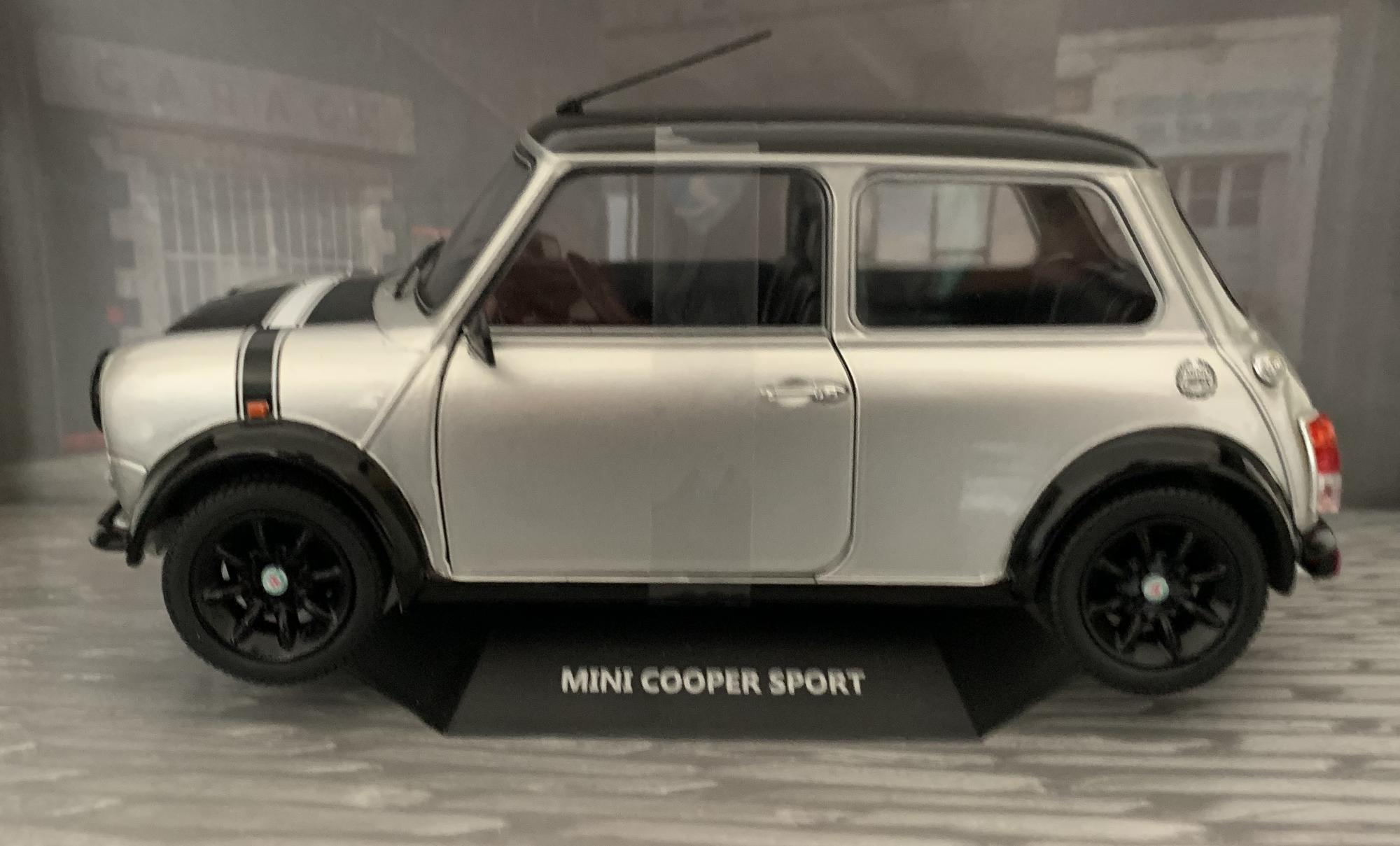 Mini Cooper Sport in platinum silver, 1998, 1:18 scale model