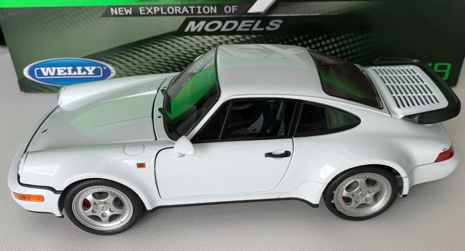 Porsche 911 (964) Turbo in white 1:18 scale model from Welly