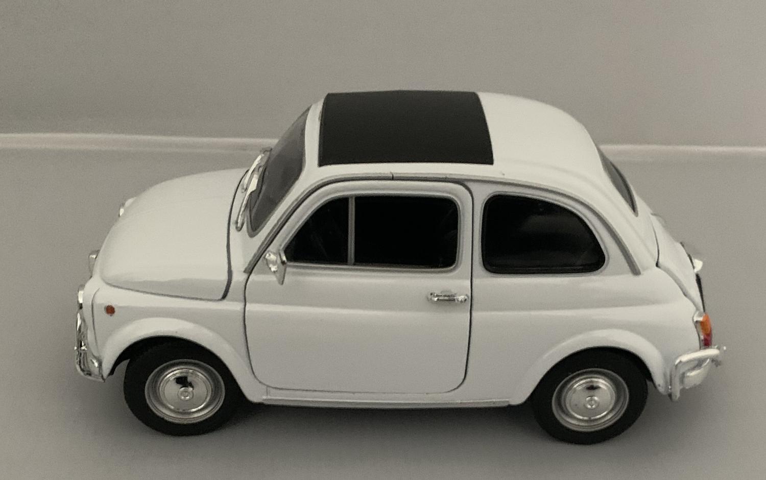 Fiat 500 Nuova 1957 in white 1:24 scale model from Welly