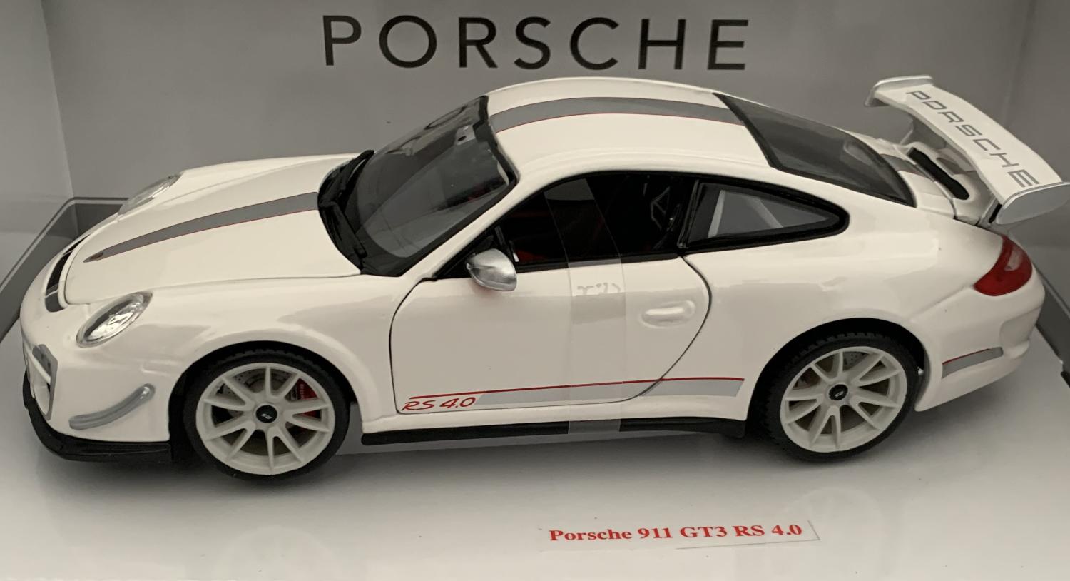 Porsche 911 GT3 RS 4.0 in white with white wheels 1:18 scale model from Bburago