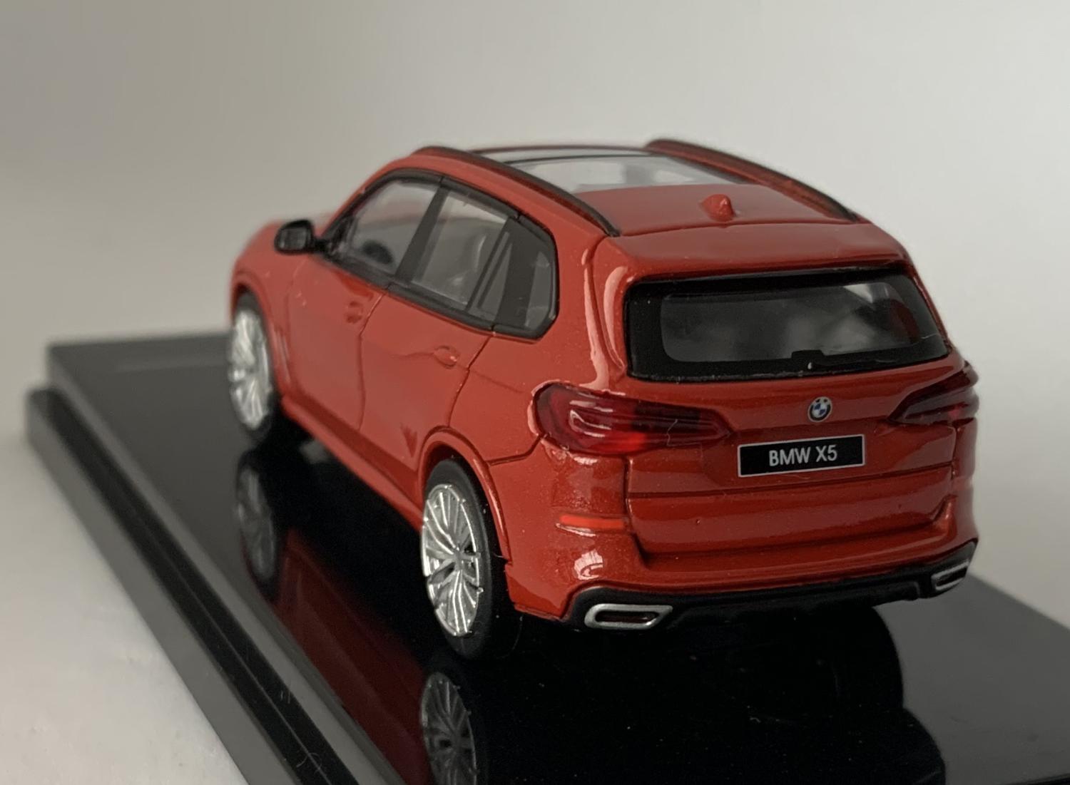 An excellent scale model of a BMW X5 decorated in Toronto red with panoramic roof, roof rails