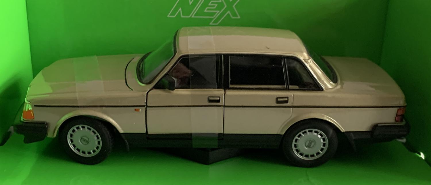 Volvo 240 GL in gold 1:24 scale model from Welly, 24102