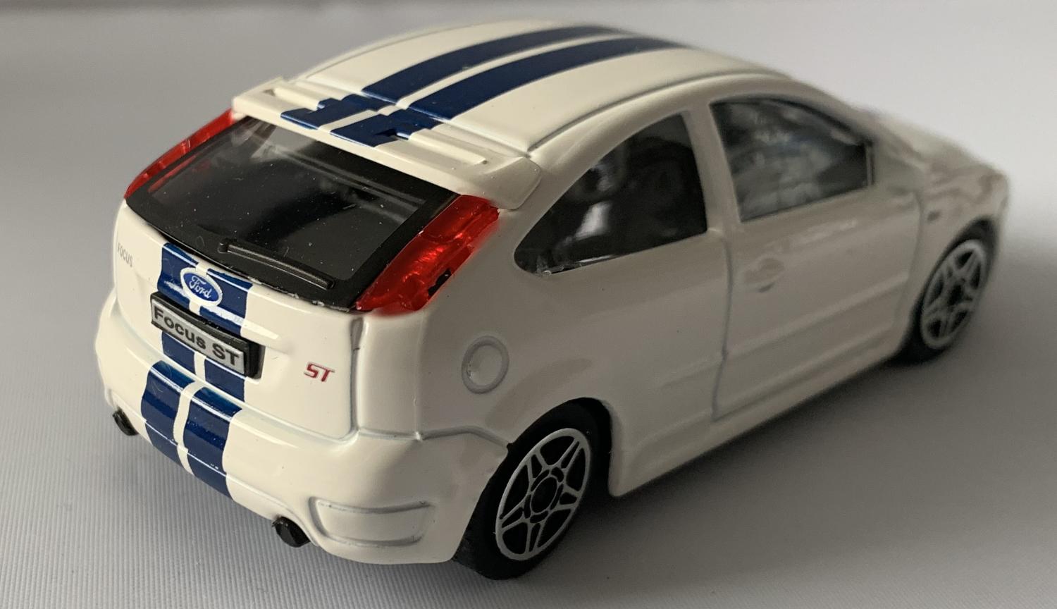 Ford Focus ST in white 1:43 scale diecast model from Bburago, streetfire