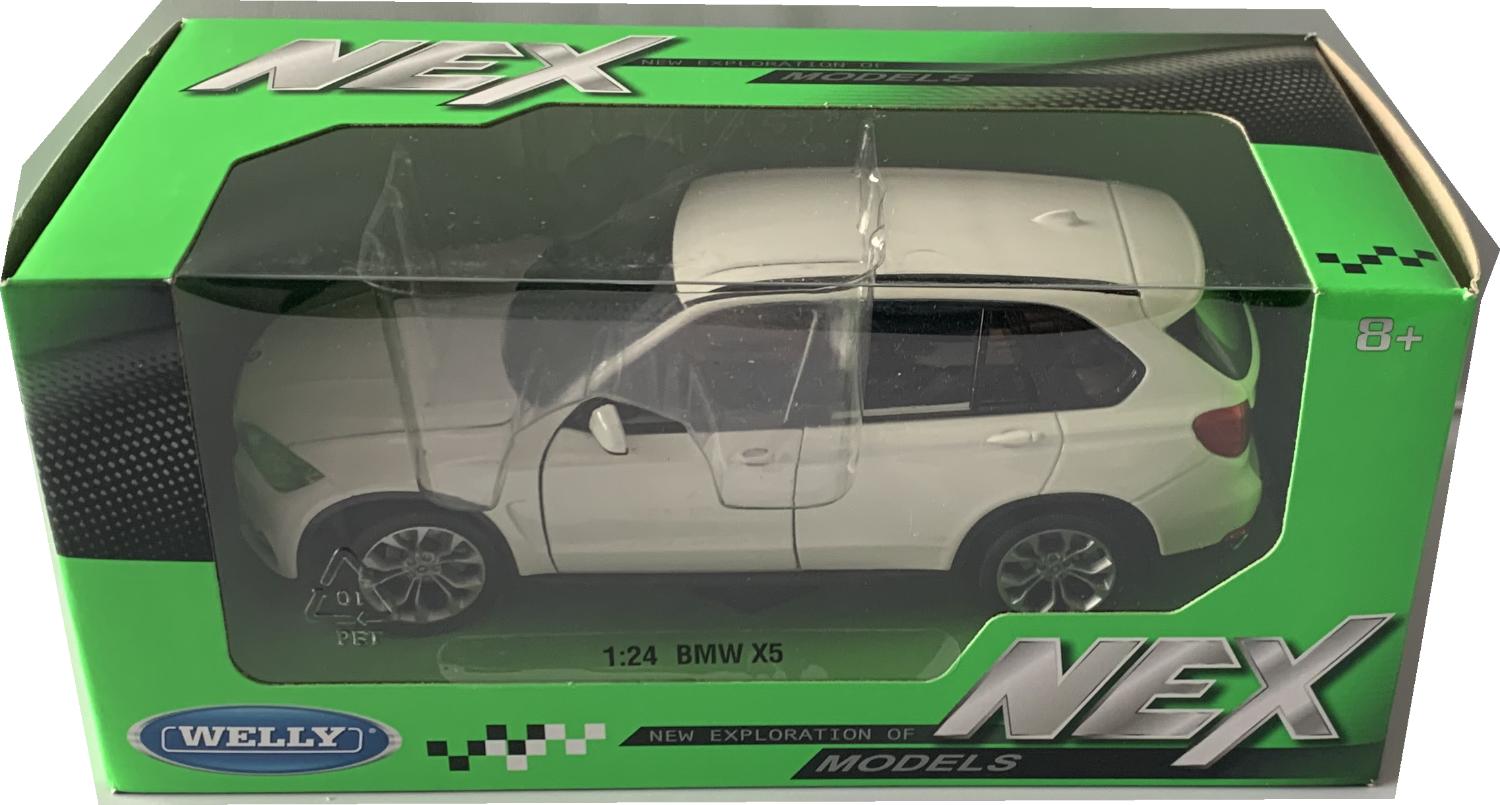 An excellent scale model of a BMW X5 decorated in white with silver alloy wheels. Model is presented in a window display box, the car is approx. 19 cm long and the presentation box is 24 cm long
