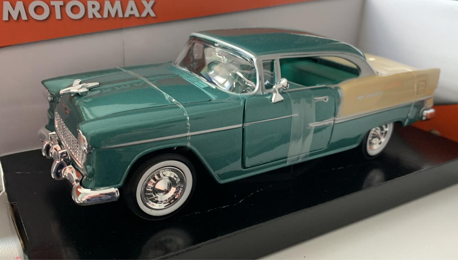Chevrolet Bel Air Hard Top 1955 in green and beige 1:24 scale model from motormax