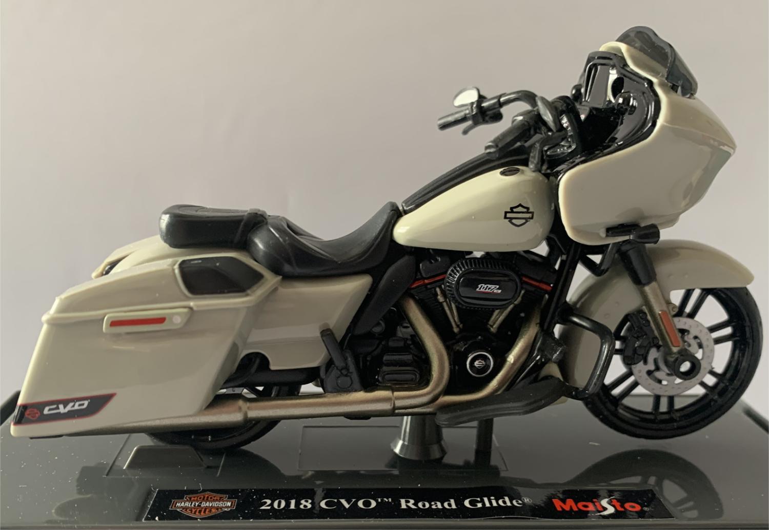 Harley Davidson 2018 CVO Road Glide in light grey 1:18 scale model from Maisto