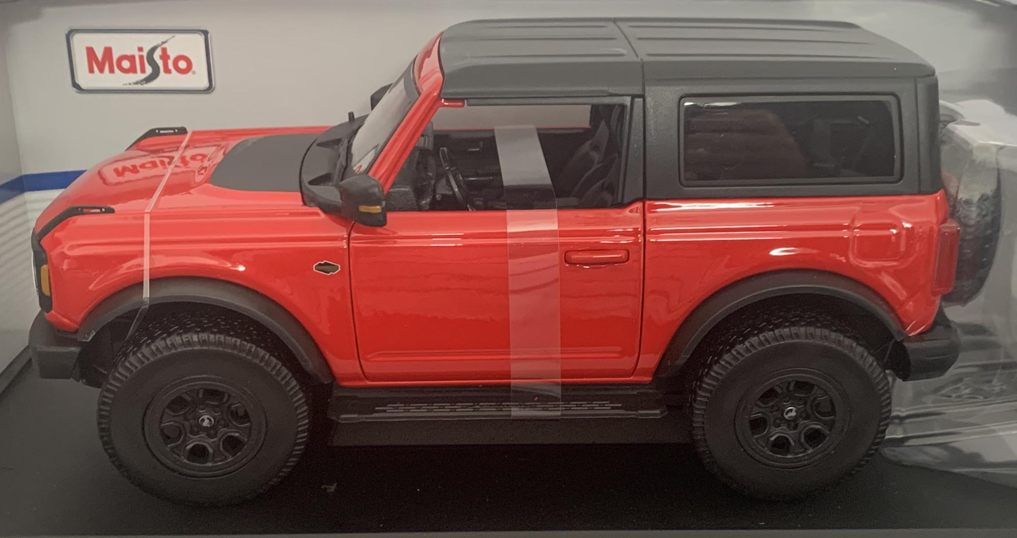 Ford Bronco Wildtrak 2021 in red with black rood, 1:18 scale diecast model from Maisto