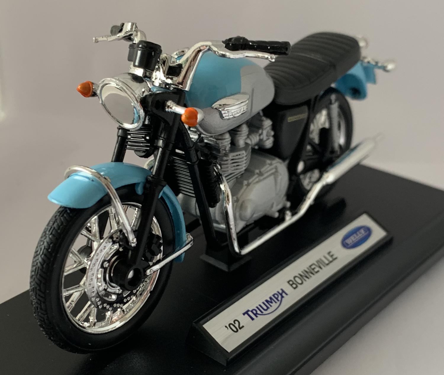 Triumph Bonneville 2002 in blue 1:18 scale motobike model from Welly, 19660