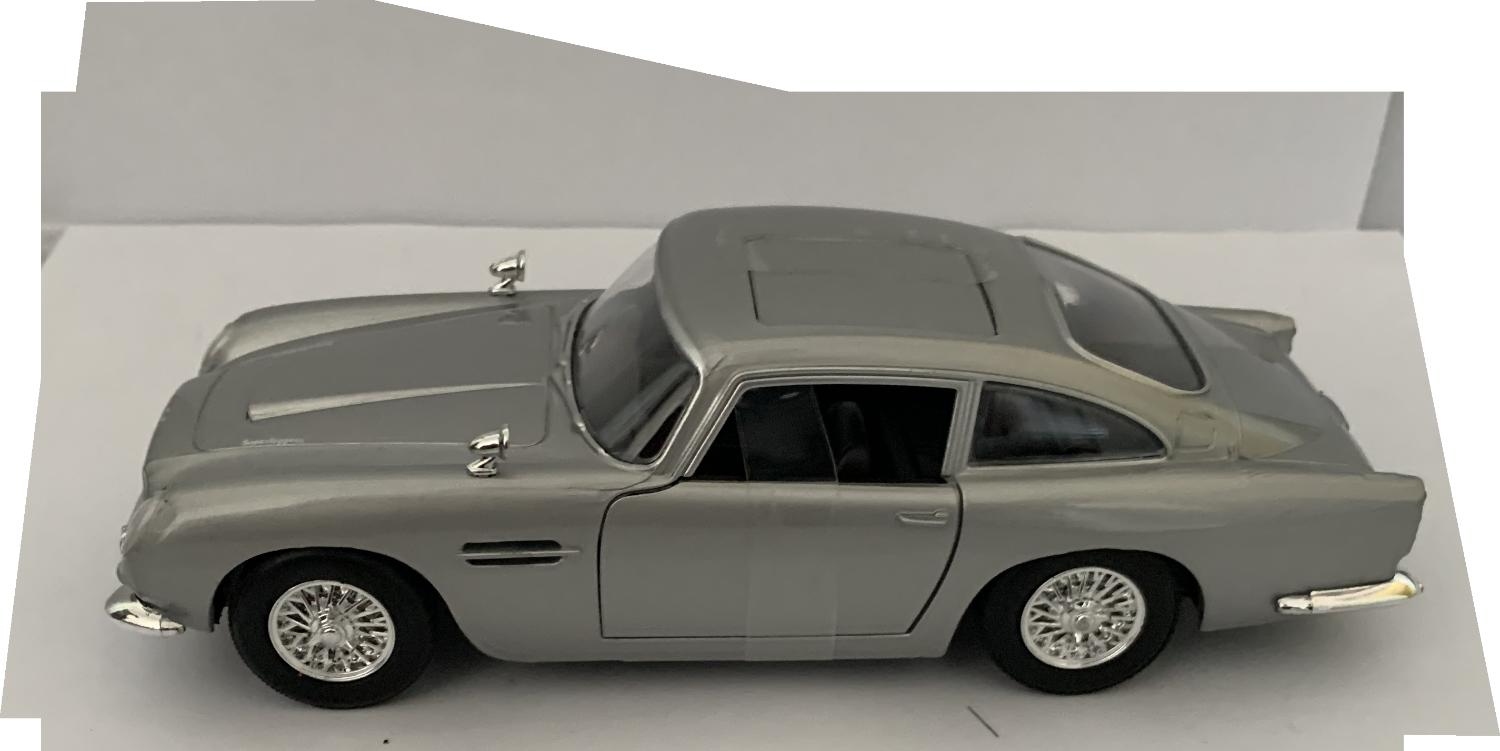 007’s Aston Martin DB5 in silver from Goldfinger 1:24 scale model from Motormax, James Bond 60 Years of Bond