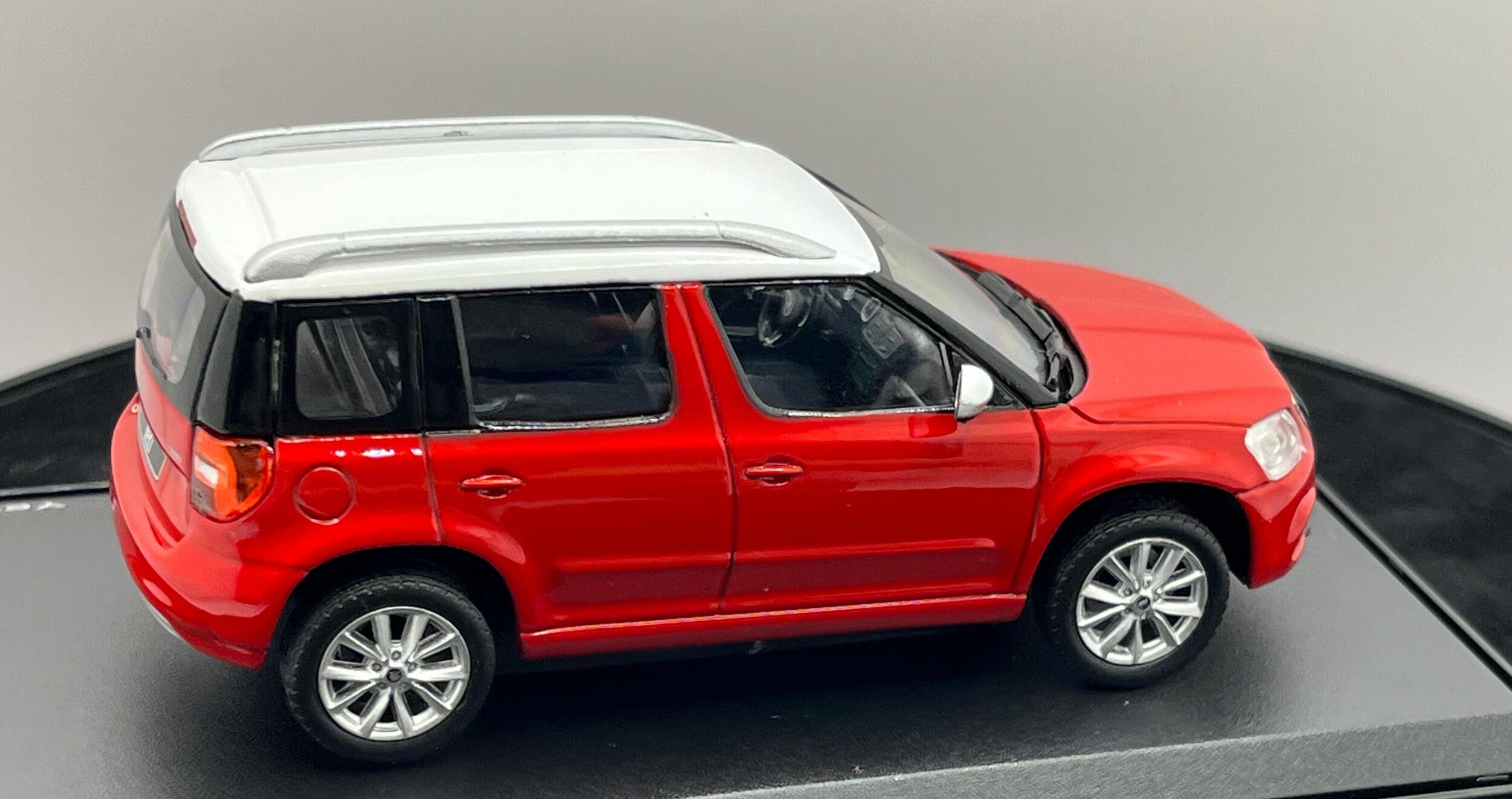 An excellent reproduction of the Skoda Yeti FL from 2013 with detail throughout, all authentically recreated.  The Yeti FL model is presented on a removable plinth with a removable hard plastic cover