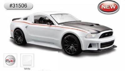 Ford Mustang Street Racer 2014 in white 1:24 scale model from Maisto