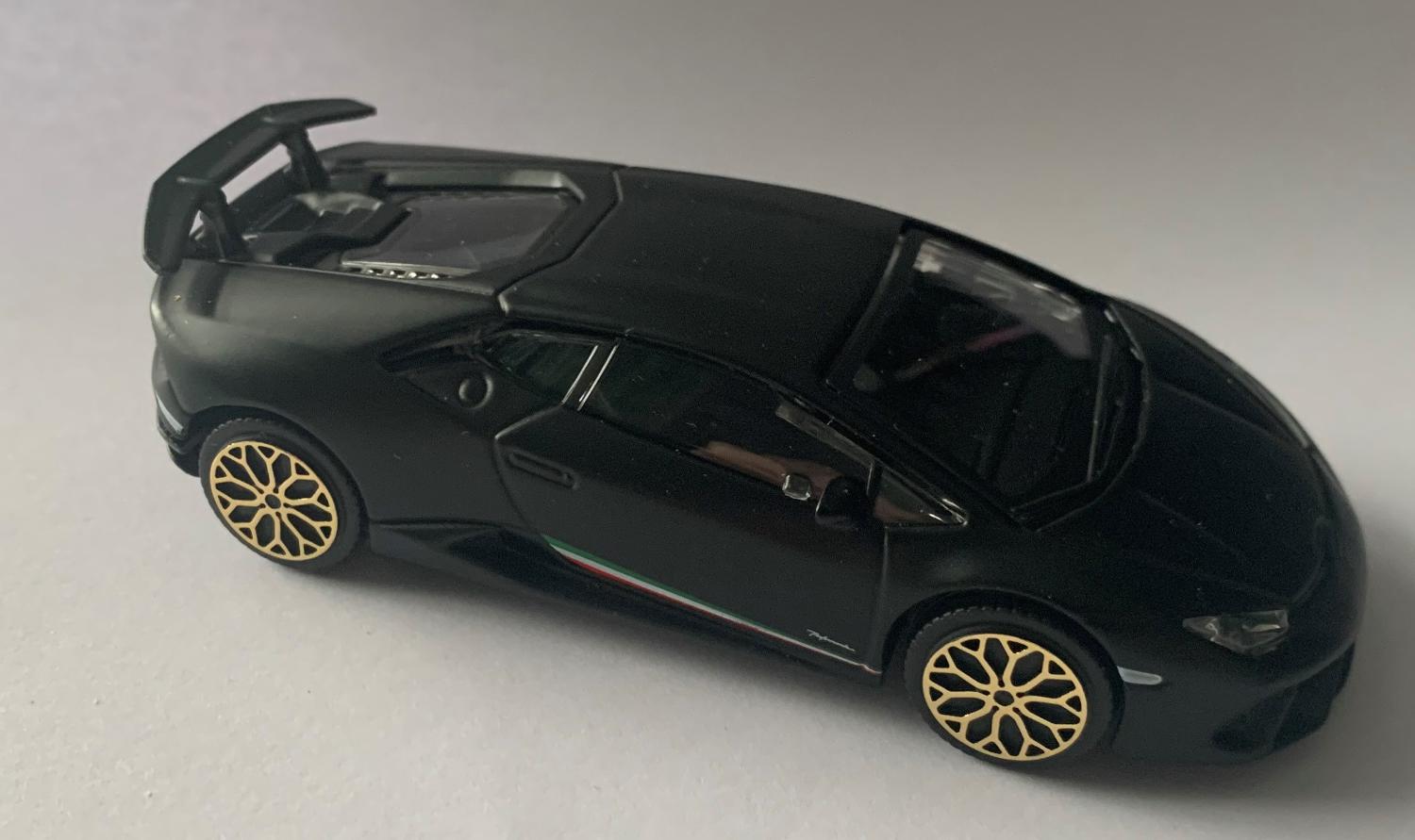 Lamborghini Huracan Performante in matt black 1:43 scale model from Bburago, streetfire