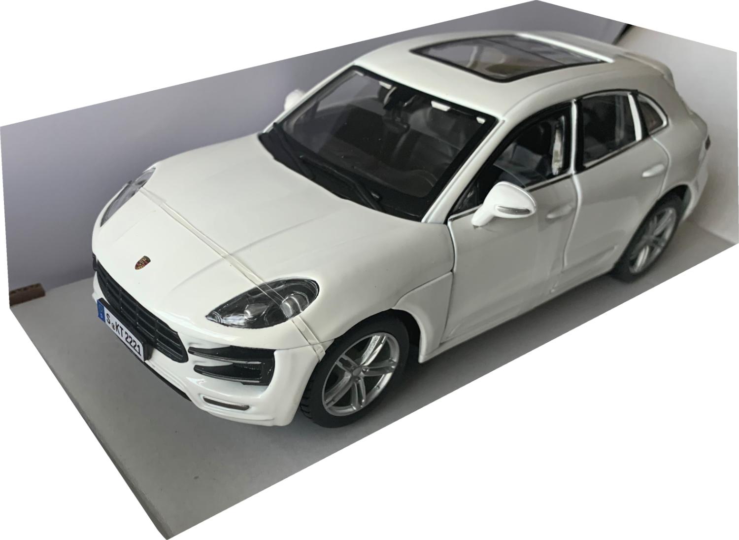 Porsche Macan in white 1:24 scale model from Bburago