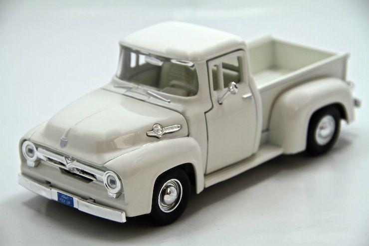 Ford F-100 Pickup 1956 in white 1:24 scale model from Motormax, MMX73235W