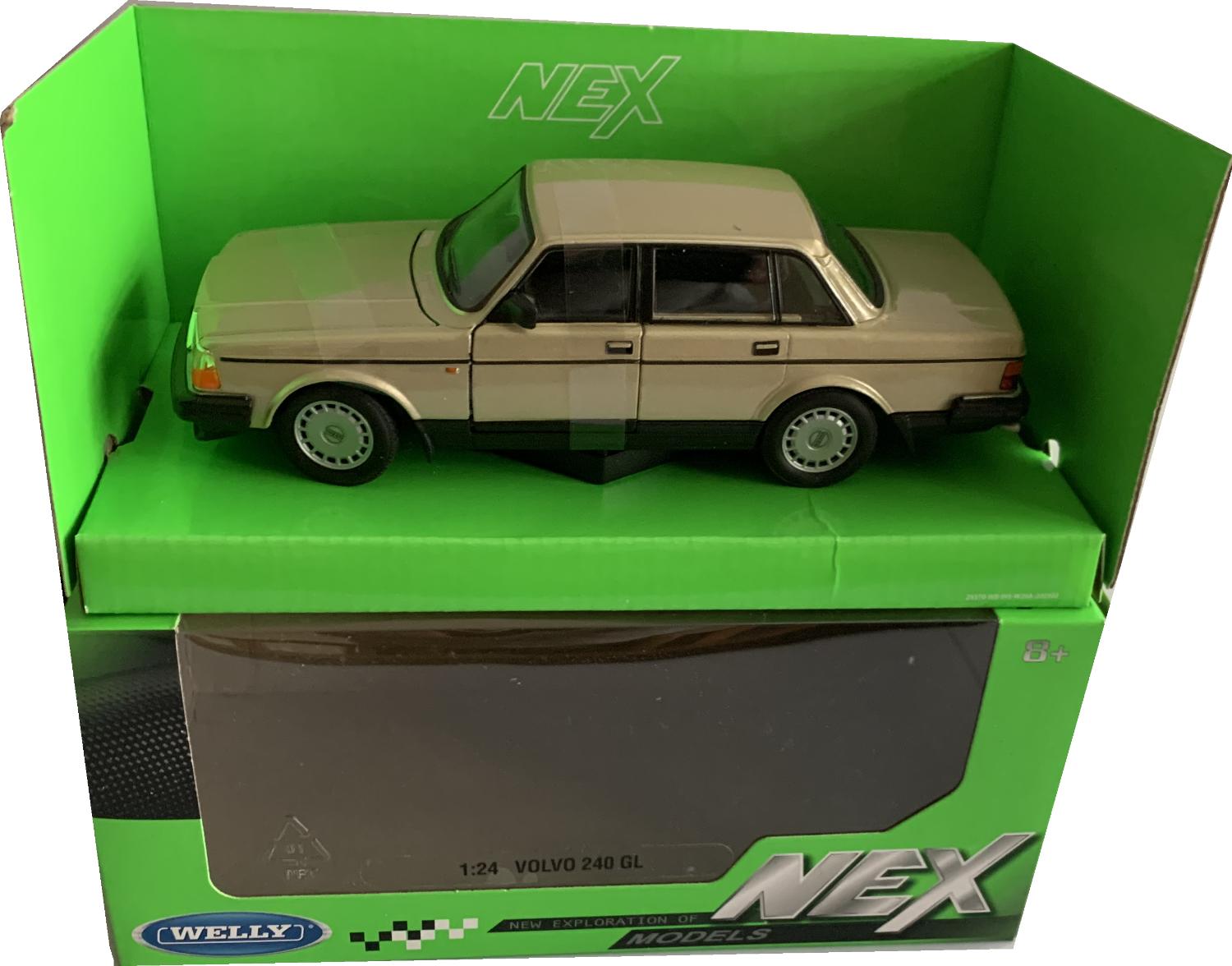 An excellent reproduction of the Volvo 240 GL with high level of detail throughout, all authentically recreated.  The model is presented in a window display box, the car is approx. 19 cm long and the presentation box is 23 cm long