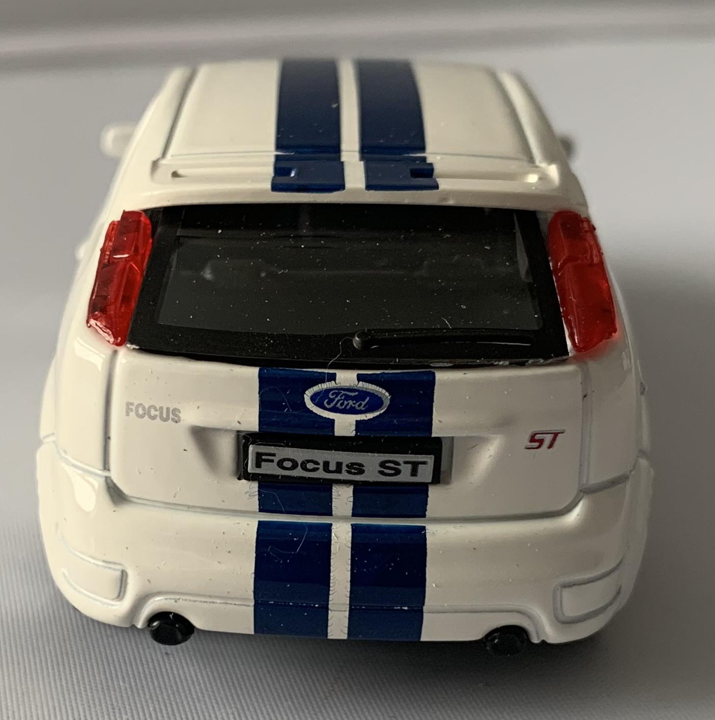 Ford Focus ST in white 1:43 scale diecast model from Bburago, streetfire
