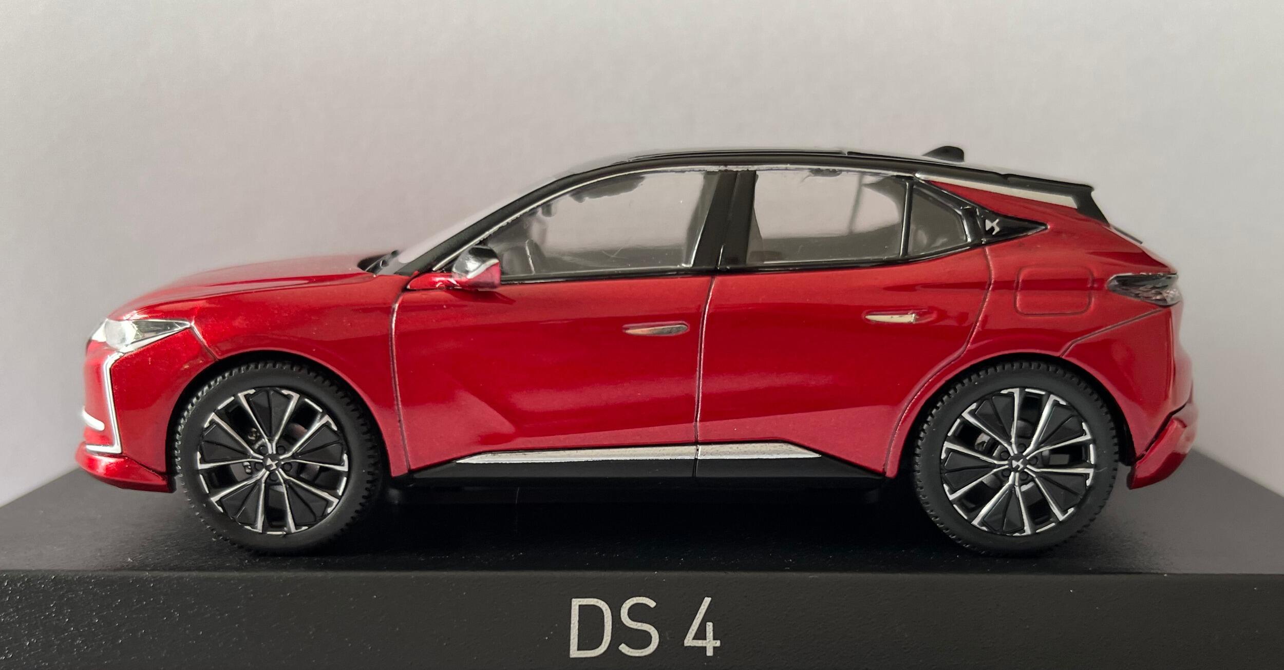 DS 4 Cross E-Tense 2021 in pearl white, 1:43 scale diecast car