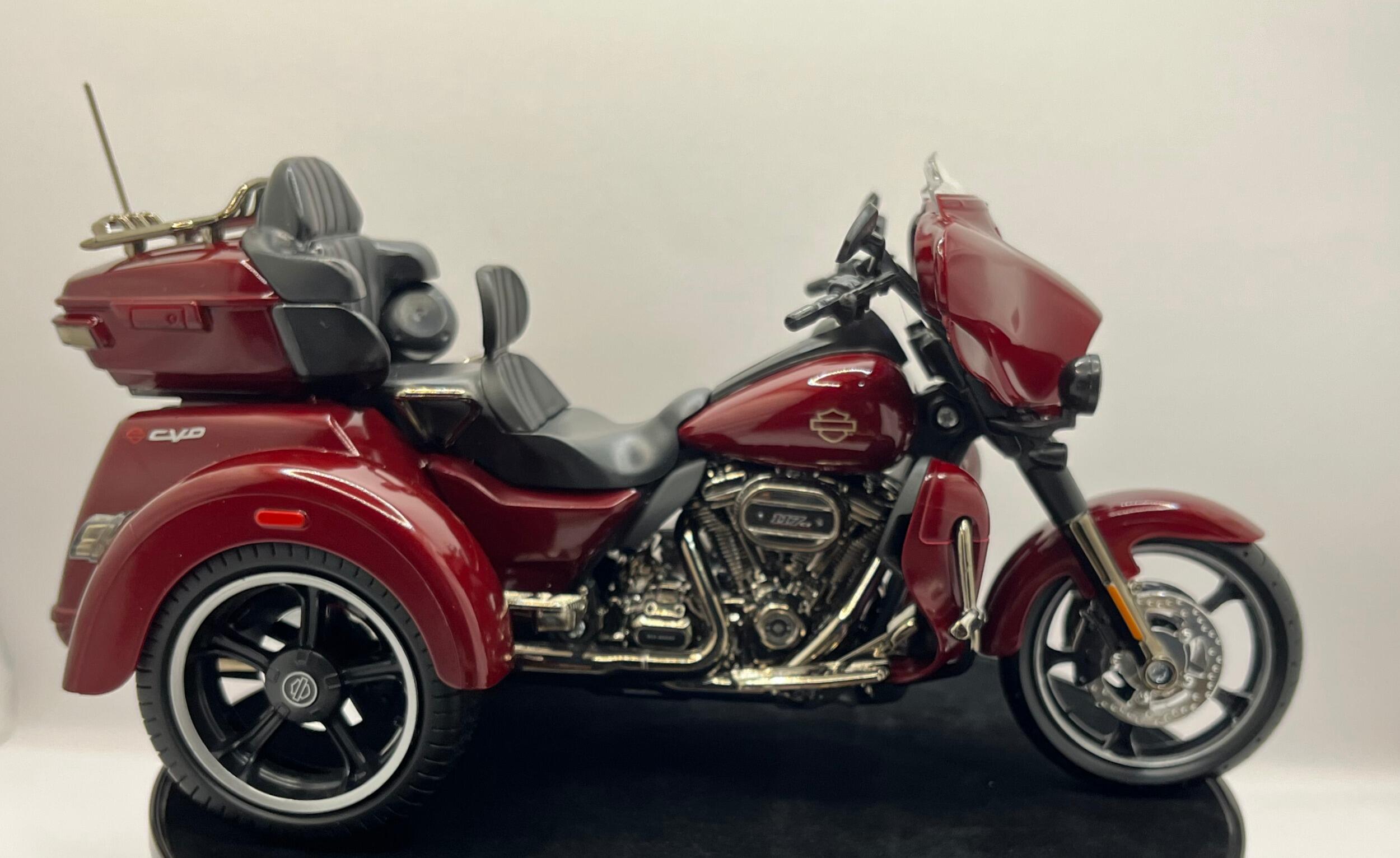 Harley Davidson 2021 CVO Tri Glide in red, 1:12 scale motorcycle model from Maisto, 32337