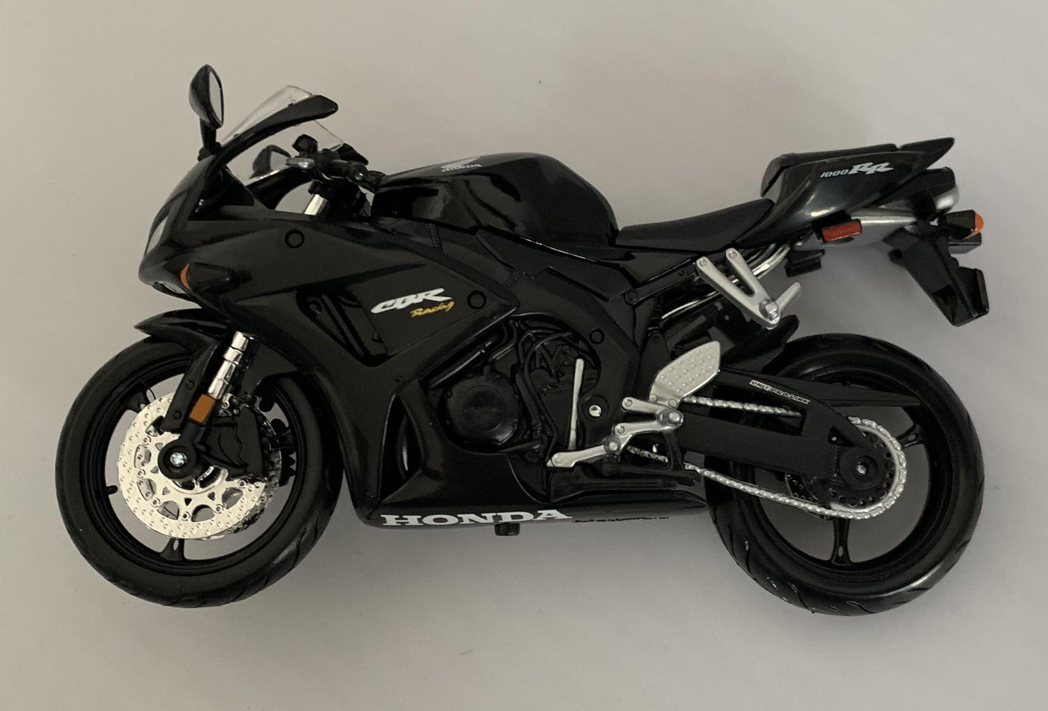 Honda CBR1000RR motorbike in black 1:12 scale model from Maisto