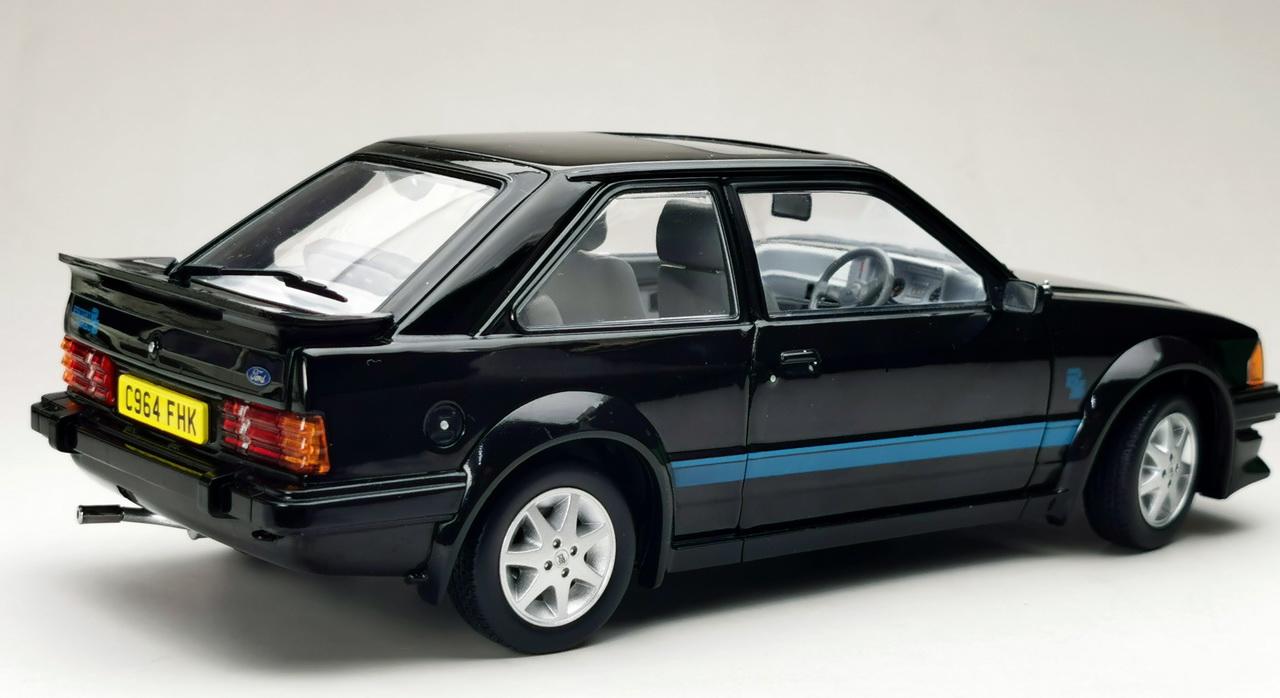 An excellent scale model of the Ford Escort RS Turbo with high level of detail throughout, all authentically recreated.  Model is presented in a window display box.  The car is approx. 22.5 cm long and the presentation box is 36cm long