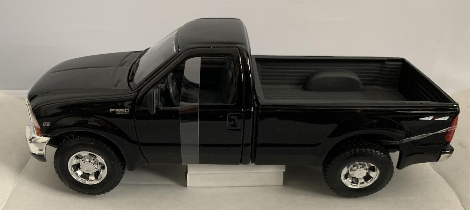 Ford F-350 Super Duty Pickup 1999 in black 1:27 scale model from Maisto
