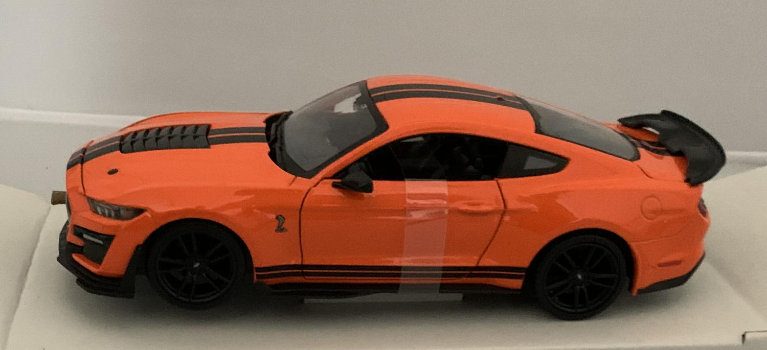 Ford Mustang Shelby GT500 2020 in orange 1:24 scale model from Maisto