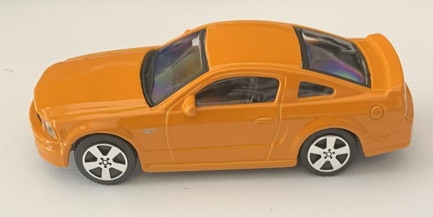 Ford Mustang GT 2006 in orange 1:43 scale model from Bburago, streetfire