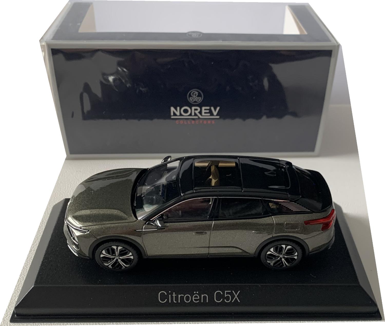 An excellent reproduction of the Citroen C5X with detail throughout, all authentically recreated.  Model is mounted on a removable plinth with a removable hard plastic cover