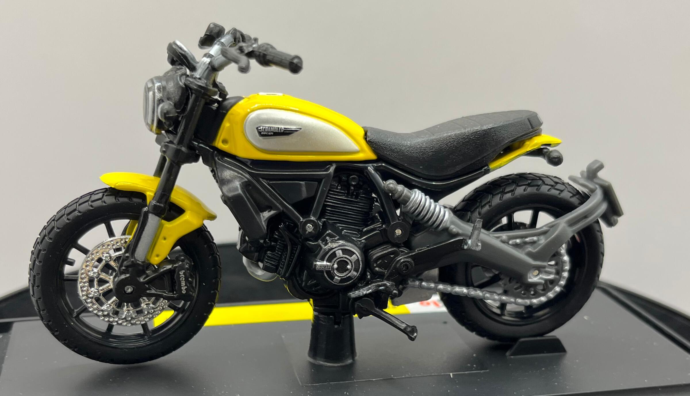 Ducati Scrambler in yellow / black, 1:18 scale diecast motorbike model from Maisto, MAi14174