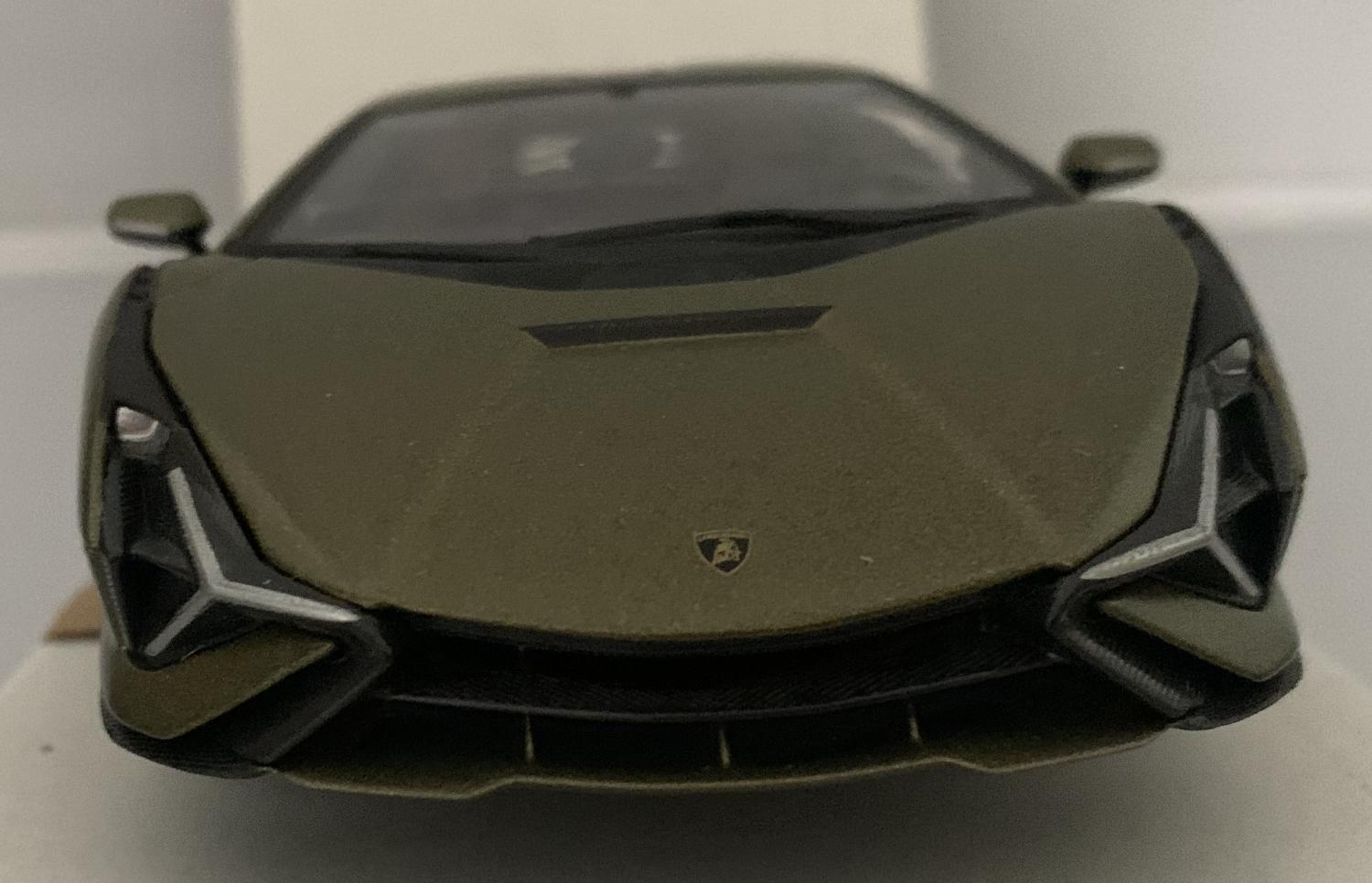 An excellent reproduction of the Lamborghini Sian FKP 37 with high level of detail throughout, all authentically recreated.  The model is presented in a window display box, the car is approx. 19.5 cm long and the presentation box is 23 cm long