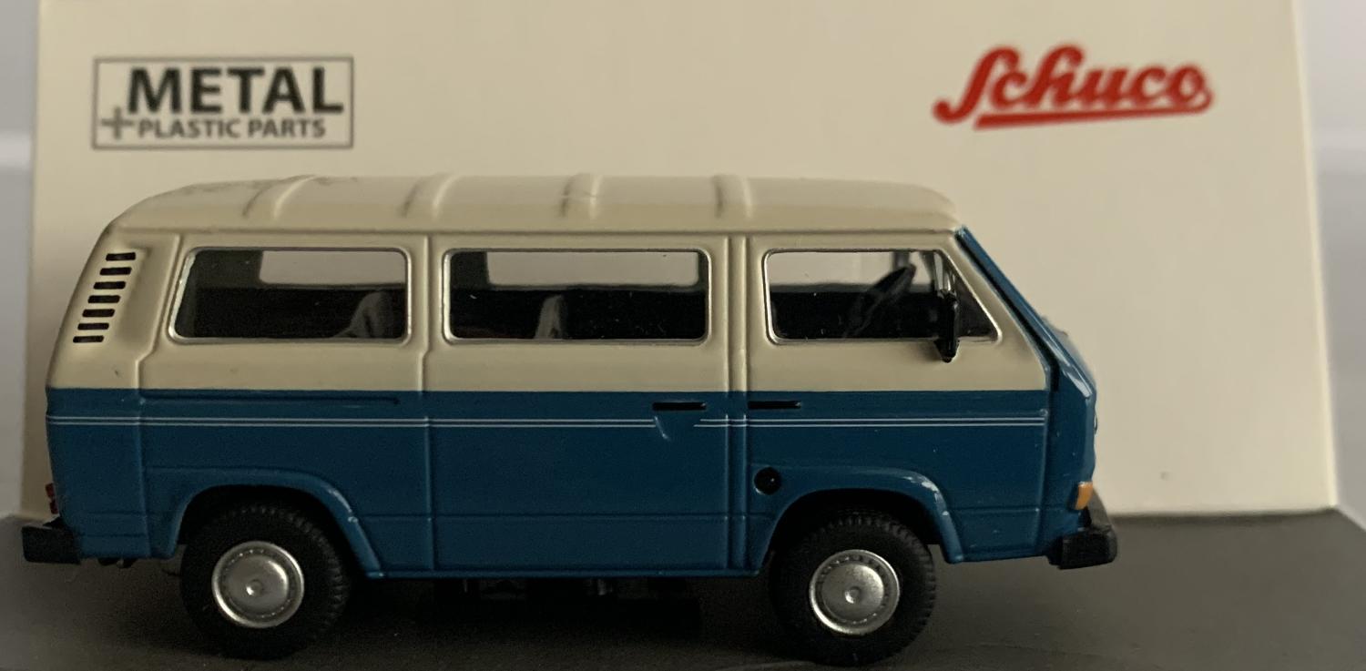 A good reproduction of the Volkswagen T3 Bus presented in a window display box