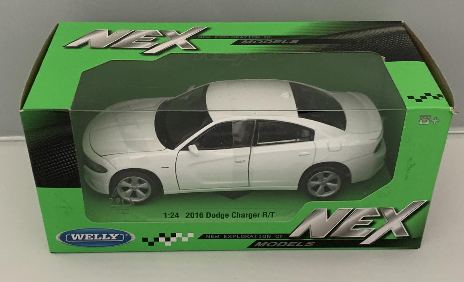 An excellent reproduction of the Dodge Charger R/T with high level of detail throughout, all authentically recreated. Model is presented in a window display box, the car is approx. 19 cm long and the presentation box is 23 cm long