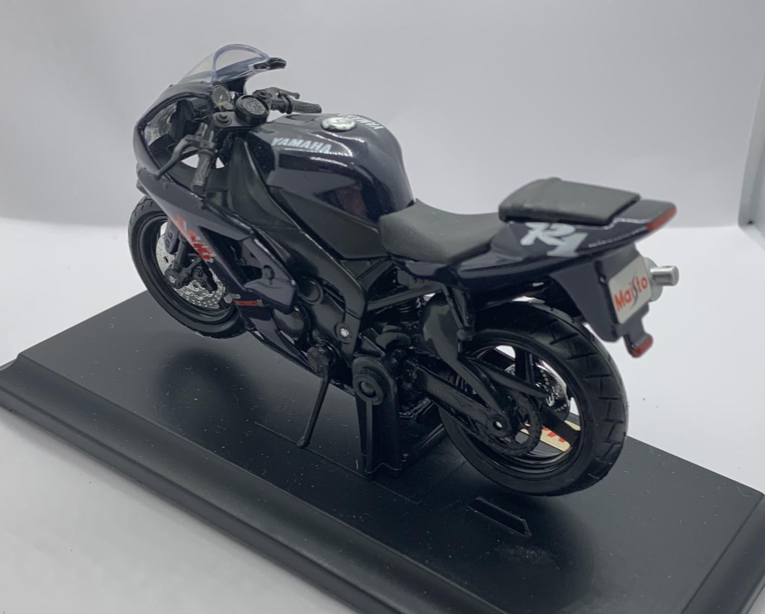 Yamaha YZF R1 1:18 scale motorbike model in deep blue from Maisto